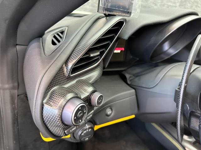 ４８８ピスタスパイダー 　カーボンエクステリア＆インテリア＆エンジンカバー　カーボンレーシングシート　サスペンションリフター　チタニウムエキゾースト　ダイアモンド鍛造２０ｉｎＡＷ　イエローキャリパー　イエローレブカウンター（19枚目）
