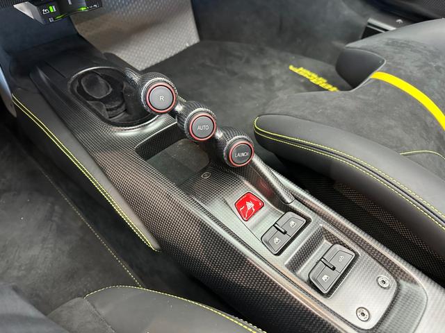 ４８８ピスタスパイダー 　カーボンエクステリア＆インテリア＆エンジンカバー　カーボンレーシングシート　サスペンションリフター　チタニウムエキゾースト　ダイアモンド鍛造２０ｉｎＡＷ　イエローキャリパー　イエローレブカウンター（20枚目）