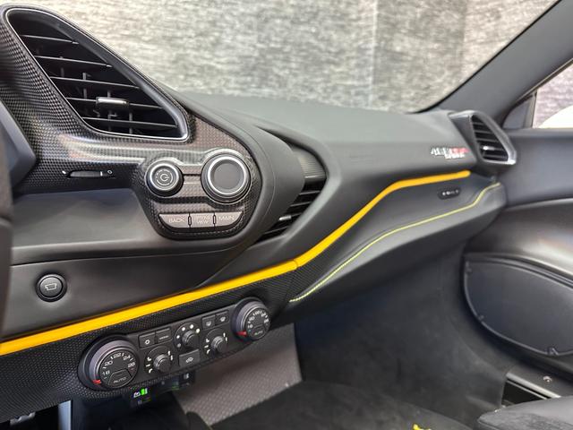 ４８８ピスタスパイダー 　カーボンエクステリア＆インテリア＆エンジンカバー　カーボンレーシングシート　サスペンションリフター　チタニウムエキゾースト　ダイアモンド鍛造２０ｉｎＡＷ　イエローキャリパー　イエローレブカウンター（22枚目）