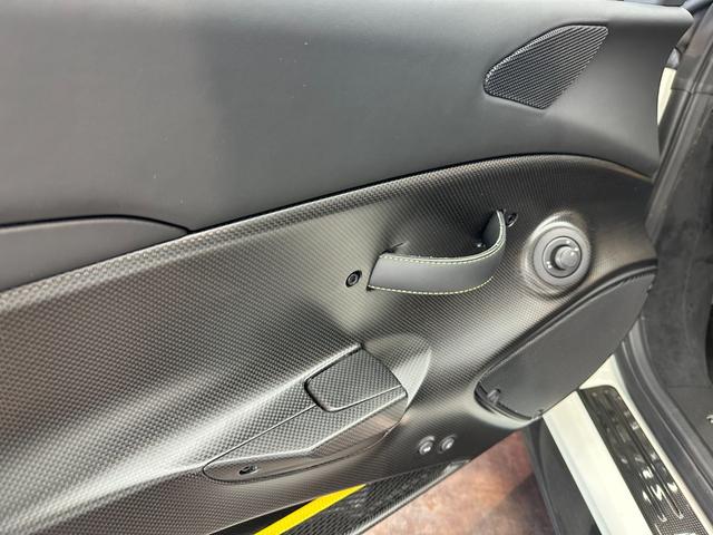 ４８８ピスタスパイダー 　カーボンエクステリア＆インテリア＆エンジンカバー　カーボンレーシングシート　サスペンションリフター　チタニウムエキゾースト　ダイアモンド鍛造２０ｉｎＡＷ　イエローキャリパー　イエローレブカウンター（23枚目）