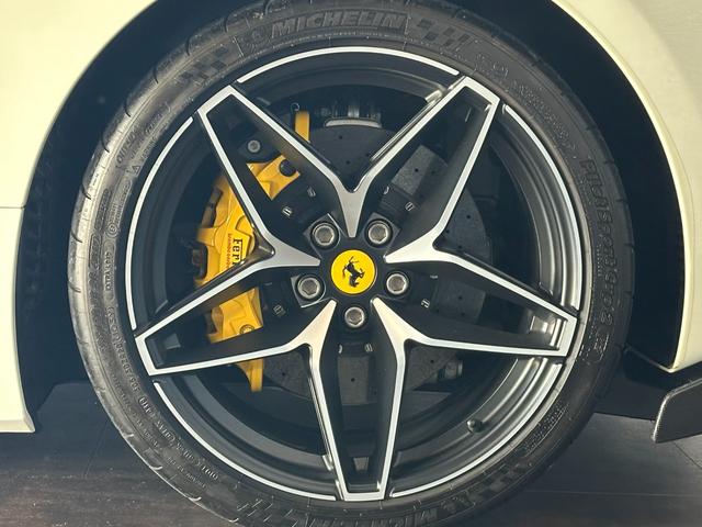 ４８８ピスタスパイダー 　カーボンエクステリア＆インテリア＆エンジンカバー　カーボンレーシングシート　サスペンションリフター　チタニウムエキゾースト　ダイアモンド鍛造２０ｉｎＡＷ　イエローキャリパー　イエローレブカウンター（28枚目）