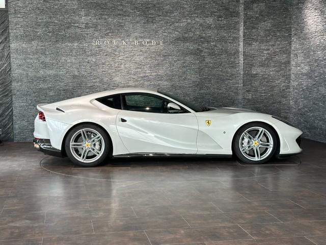 ８１２スーパーファスト 　特注色ＢＩＡＮＣＯ・ＳＡＮＡＥ　カーボンエクステリア＆インテリア　カーボンシート　カーボンＬＥＤステア　フロントリフト　チタニウムエキゾースト　パッセンジャーディスプレイ　ホワイトレブカウンター（9枚目）