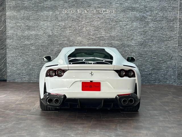 ８１２スーパーファスト 　特注色ＢＩＡＮＣＯ・ＳＡＮＡＥ　カーボンエクステリア＆インテリア　カーボンシート　カーボンＬＥＤステア　フロントリフト　チタニウムエキゾースト　パッセンジャーディスプレイ　ホワイトレブカウンター（12枚目）