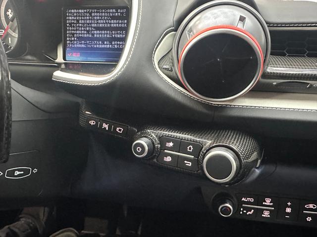 ８１２スーパーファスト 　特注色ＢＩＡＮＣＯ・ＳＡＮＡＥ　カーボンエクステリア＆インテリア　カーボンシート　カーボンＬＥＤステア　フロントリフト　チタニウムエキゾースト　パッセンジャーディスプレイ　ホワイトレブカウンター（18枚目）