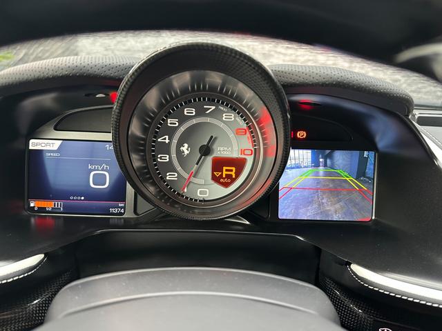 ８１２スーパーファスト 　特注色ＢＩＡＮＣＯ・ＳＡＮＡＥ　カーボンエクステリア＆インテリア　カーボンシート　カーボンＬＥＤステア　フロントリフト　チタニウムエキゾースト　パッセンジャーディスプレイ　ホワイトレブカウンター（21枚目）