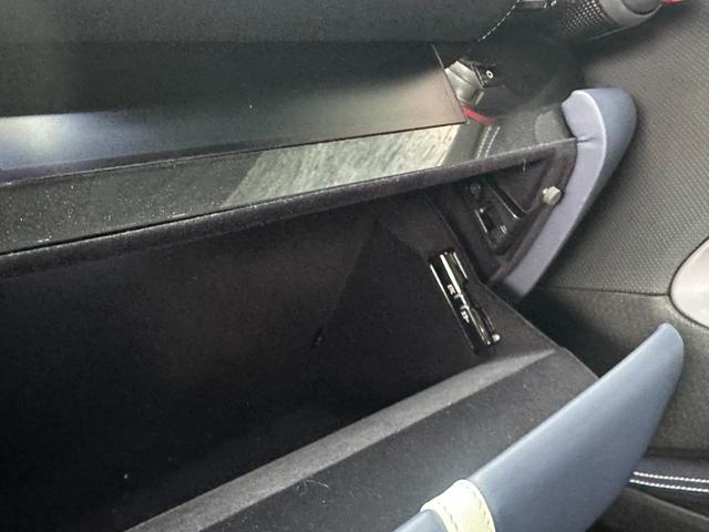 ８１２スーパーファスト 　特注色ＢＩＡＮＣＯ・ＳＡＮＡＥ　カーボンエクステリア＆インテリア　カーボンシート　カーボンＬＥＤステア　フロントリフト　チタニウムエキゾースト　パッセンジャーディスプレイ　ホワイトレブカウンター（27枚目）