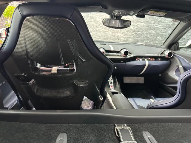 ８１２スーパーファスト 　特注色ＢＩＡＮＣＯ・ＳＡＮＡＥ　カーボンエクステリア＆インテリア　カーボンシート　カーボンＬＥＤステア　フロントリフト　チタニウムエキゾースト　パッセンジャーディスプレイ　ホワイトレブカウンター（29枚目）