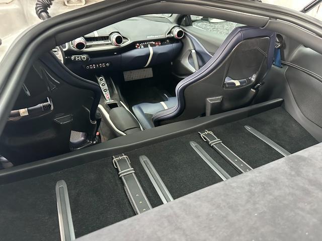 ８１２スーパーファスト 　特注色ＢＩＡＮＣＯ・ＳＡＮＡＥ　カーボンエクステリア＆インテリア　カーボンシート　カーボンＬＥＤステア　フロントリフト　チタニウムエキゾースト　パッセンジャーディスプレイ　ホワイトレブカウンター（30枚目）