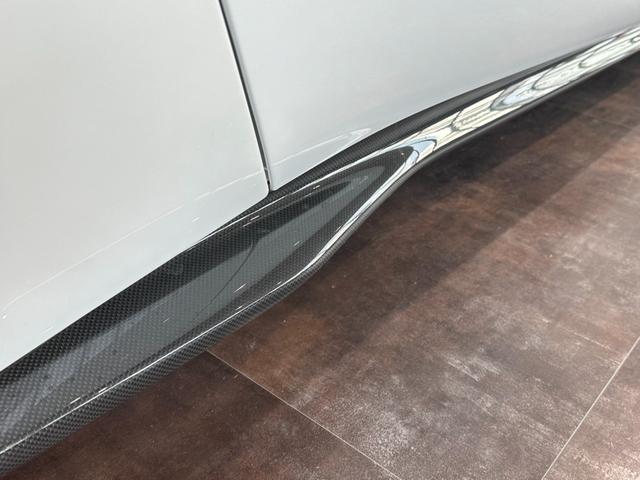 ８１２スーパーファスト 　特注色ＢＩＡＮＣＯ・ＳＡＮＡＥ　カーボンエクステリア＆インテリア　カーボンシート　カーボンＬＥＤステア　フロントリフト　チタニウムエキゾースト　パッセンジャーディスプレイ　ホワイトレブカウンター（37枚目）