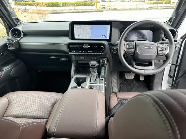 ランドクルーザー２５０ ＺＸ　ＳＲ　ＪＢＬサウンド　トヨタチームメイト　おくだけ充電　ＨＵＤ　ＢＳＭ　全周囲カメラ　デジタルミラー　ルーフレール　パワーバックドア　茶革　前後ベンチレーションシート　ＡＣ１００Ｖ電源　寒冷地仕様（15枚目）