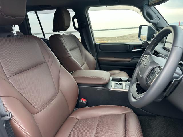 ランドクルーザー２５０ ＺＸ　ＳＲ　ＪＢＬサウンド　トヨタチームメイト　おくだけ充電　ＨＵＤ　ＢＳＭ　全周囲カメラ　デジタルミラー　ルーフレール　パワーバックドア　茶革　前後ベンチレーションシート　ＡＣ１００Ｖ電源　寒冷地仕様（17枚目）