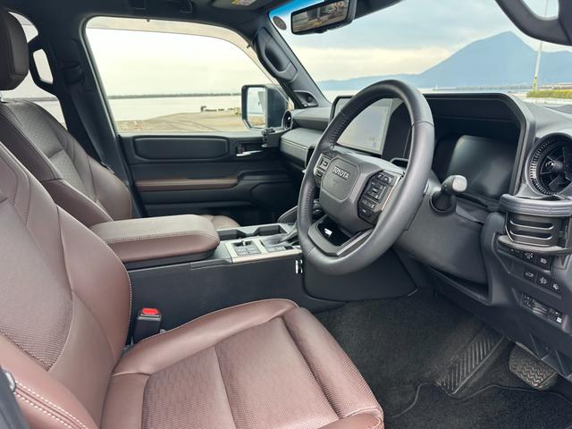 ランドクルーザー２５０ ＺＸ　ＳＲ　ＪＢＬサウンド　トヨタチームメイト　おくだけ充電　ＨＵＤ　ＢＳＭ　全周囲カメラ　デジタルミラー　ルーフレール　パワーバックドア　茶革　前後ベンチレーションシート　ＡＣ１００Ｖ電源　寒冷地仕様（28枚目）