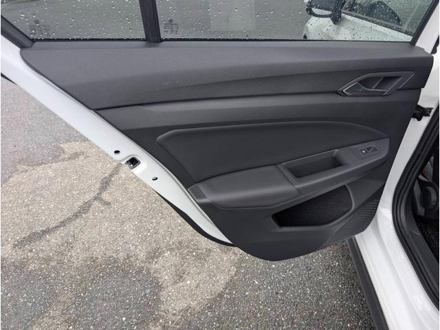 ゴルフＧＴＩ ベースグレード　ＥＴＣ　全周囲カメラ　ナビ　クリアランスソナー　オートクルーズコントロール　レーンアシスト　衝突被害軽減システム　アルミホイール　オートライト　ＬＥＤヘッドランプ　スマートキー　アイドリングストップ（37枚目）