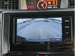バックカメラも付いています。駐車の時に便利なのはもちろんの事、後方死角にいる子供たちに気が付くことができるので安心安全ですね 6