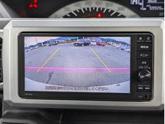 バックカメラも付いています。駐車の時に便利なのはもちろんの事、後方死角にいる子供たちに気が付くことができるので安心安全ですね 4