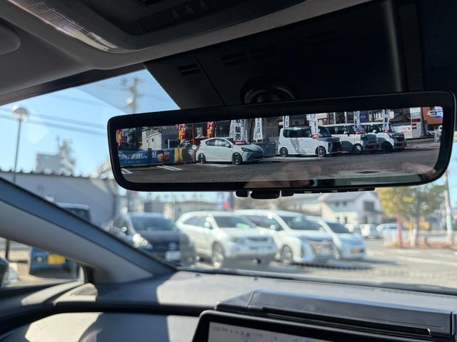 プリウス Ｚ　革シート　キーレス　フルセグ　ナビ＆ＴＶ　１９アルミホイール　エアバッグ　電動シート　オートマ　フル装備　助手席エアバッグ　衝突被害軽減システム　ＥＴＣ　バックカメラ　スマートキー　横滑り防止機能（32枚目）