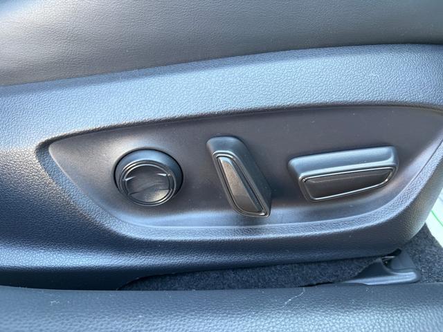 プリウス Ｚ　革シート　キーレス　フルセグ　ナビ＆ＴＶ　１９アルミホイール　エアバッグ　電動シート　オートマ　フル装備　助手席エアバッグ　衝突被害軽減システム　ＥＴＣ　バックカメラ　スマートキー　横滑り防止機能（33枚目）