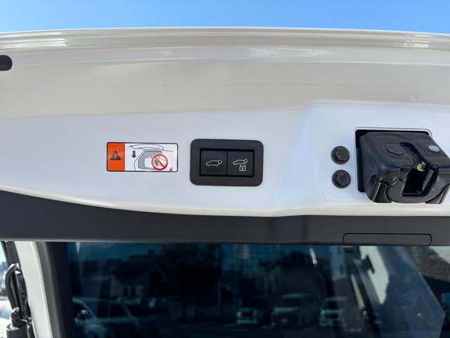 プリウス Ｚ　革シート　キーレス　フルセグ　ナビ＆ＴＶ　１９アルミホイール　エアバッグ　電動シート　オートマ　フル装備　助手席エアバッグ　衝突被害軽減システム　ＥＴＣ　バックカメラ　スマートキー　横滑り防止機能（38枚目）