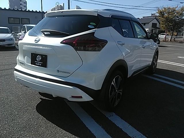 キックス Ｘ　ツートーンインテリアエディション　ワンオーナー　革シート　キーレス　フルセグ　ナビ＆ＴＶ　１７アルミホイール　エアバッグ　オートマ　フル装備　助手席エアバッグ　衝突被害軽減システム　ＥＴＣ　バックカメラ　スマートキー　シートヒーター（3枚目）