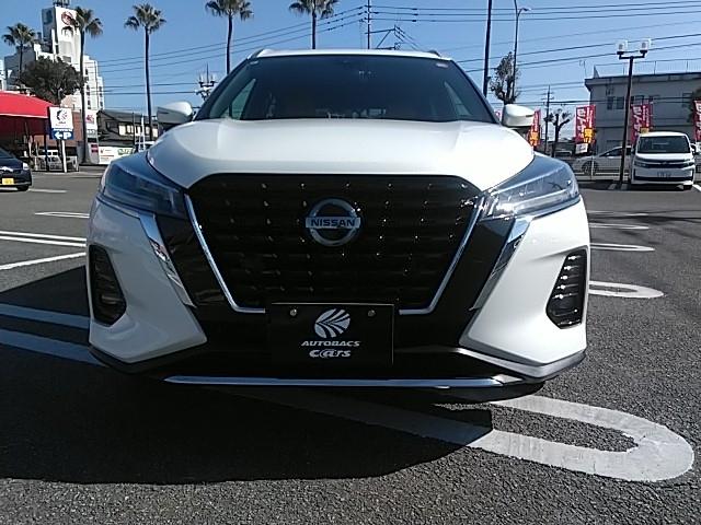 キックス Ｘ　ツートーンインテリアエディション　ワンオーナー　革シート　キーレス　フルセグ　ナビ＆ＴＶ　１７アルミホイール　エアバッグ　オートマ　フル装備　助手席エアバッグ　衝突被害軽減システム　ＥＴＣ　バックカメラ　スマートキー　シートヒーター（4枚目）