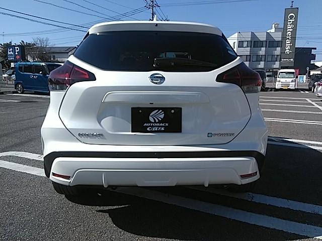 キックス Ｘ　ツートーンインテリアエディション　ワンオーナー　革シート　キーレス　フルセグ　ナビ＆ＴＶ　１７アルミホイール　エアバッグ　オートマ　フル装備　助手席エアバッグ　衝突被害軽減システム　ＥＴＣ　バックカメラ　スマートキー　シートヒーター（5枚目）