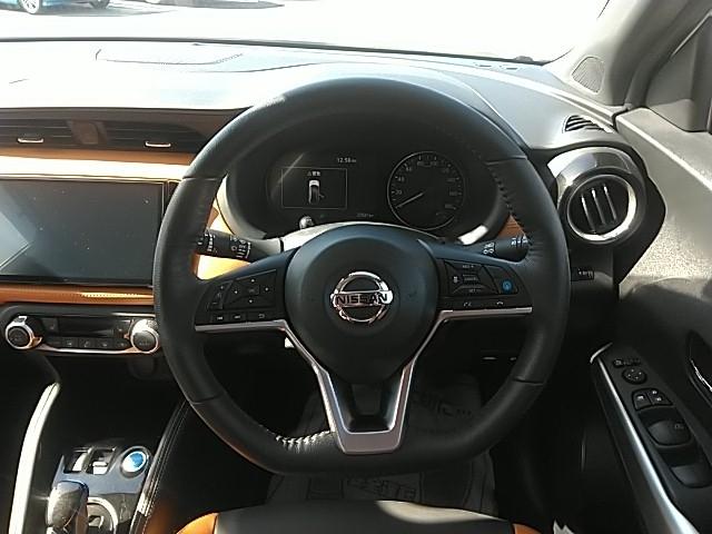 キックス Ｘ　ツートーンインテリアエディション　ワンオーナー　革シート　キーレス　フルセグ　ナビ＆ＴＶ　１７アルミホイール　エアバッグ　オートマ　フル装備　助手席エアバッグ　衝突被害軽減システム　ＥＴＣ　バックカメラ　スマートキー　シートヒーター（8枚目）