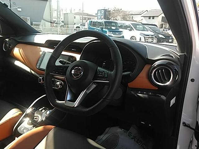 キックス Ｘ　ツートーンインテリアエディション　ワンオーナー　革シート　キーレス　フルセグ　ナビ＆ＴＶ　１７アルミホイール　エアバッグ　オートマ　フル装備　助手席エアバッグ　衝突被害軽減システム　ＥＴＣ　バックカメラ　スマートキー　シートヒーター（9枚目）