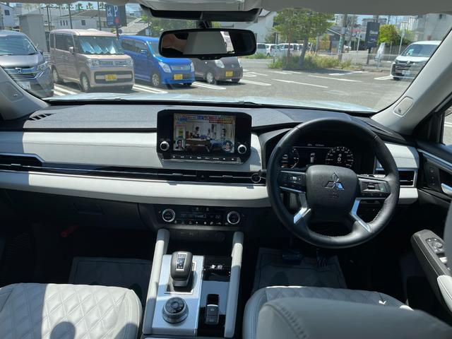 アウトランダーＰＨＥＶ Ｐ　ＢＯＳＥプレミアムサウンド　全周囲カメラ　シートヒーター　置くだけ充電　レーダークルーズ　ステアリングヒーター（2枚目）