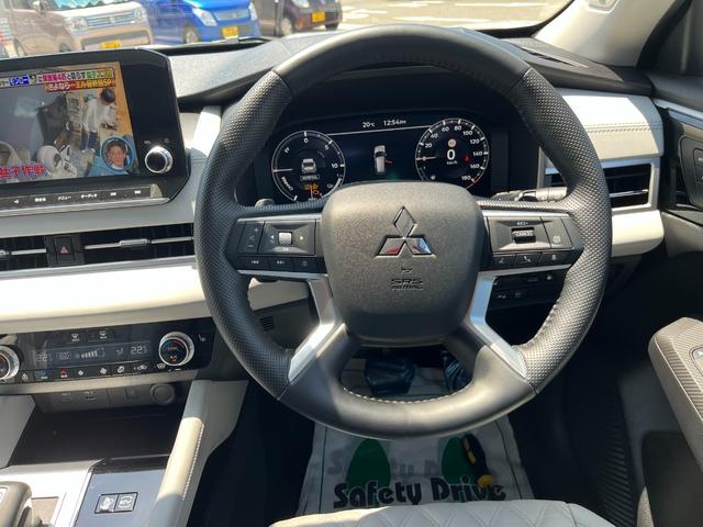 アウトランダーＰＨＥＶ Ｐ　ＢＯＳＥプレミアムサウンド　全周囲カメラ　シートヒーター　置くだけ充電　レーダークルーズ　ステアリングヒーター（5枚目）