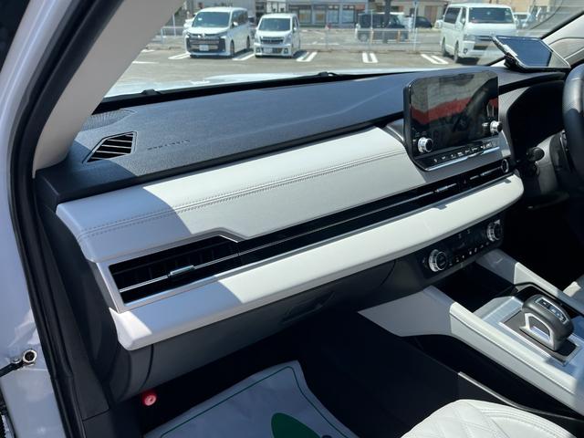 アウトランダーＰＨＥＶ Ｐ　ＢＯＳＥプレミアムサウンド　全周囲カメラ　シートヒーター　置くだけ充電　レーダークルーズ　ステアリングヒーター（12枚目）