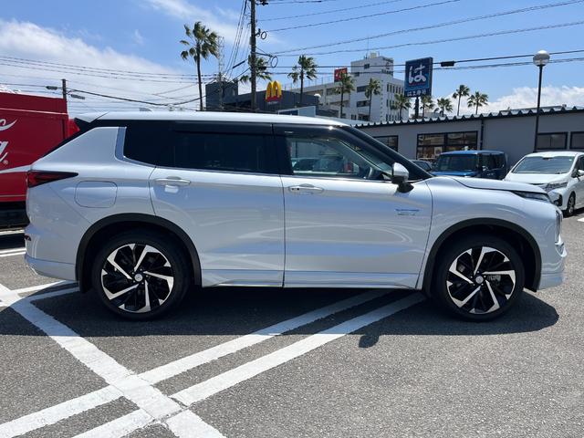 アウトランダーＰＨＥＶ Ｐ　ＢＯＳＥプレミアムサウンド　全周囲カメラ　シートヒーター　置くだけ充電　レーダークルーズ　ステアリングヒーター（18枚目）