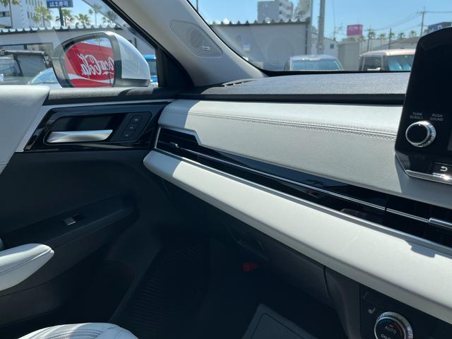 アウトランダーＰＨＥＶ Ｐ　ＢＯＳＥプレミアムサウンド　全周囲カメラ　シートヒーター　置くだけ充電　レーダークルーズ　ステアリングヒーター（30枚目）