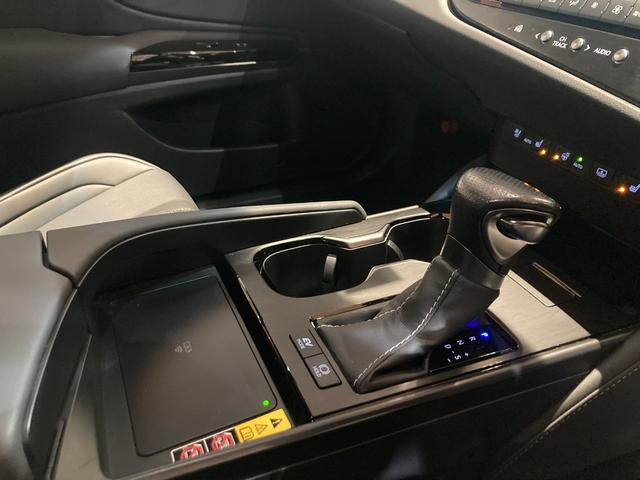 ＥＳ ＥＳ３００ｈ　Ｆスポーツ　ワンオーナー／ＴＲＤフルエアロ／サンルーフ／デジタルインナーミラー／Ｆ　ＳＰＯＲＴ専用オレンジキャリパー／Ｌ　ＴＥＸブラックアルミ／パワーバックドア／置く充電／ＢＳＭ／ＡＣＣ（追従機能）／（31枚目）