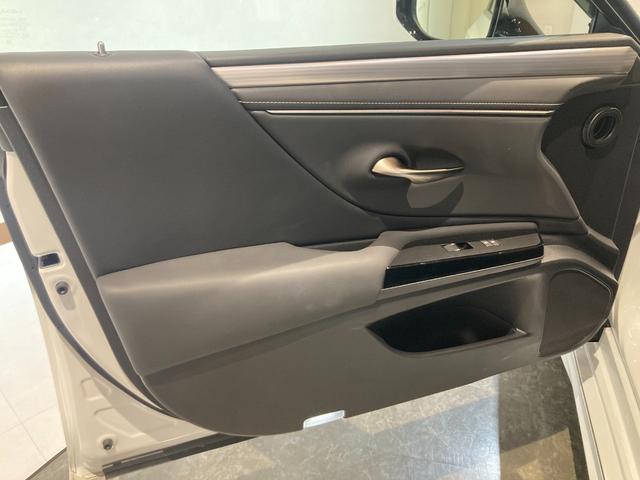 ＥＳ ＥＳ３００ｈ　Ｆスポーツ　ワンオーナー／ＴＲＤフルエアロ／サンルーフ／デジタルインナーミラー／Ｆ　ＳＰＯＲＴ専用オレンジキャリパー／Ｌ　ＴＥＸブラックアルミ／パワーバックドア／置く充電／ＢＳＭ／ＡＣＣ（追従機能）／（43枚目）