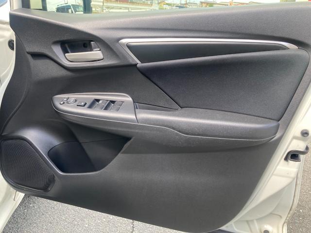 フィット １３Ｇ・Ｆパッケージ　ナビ（Ｂｌｕｅｔｏｏｔｈ／ＣＤ・ＤＶＤ／ＴＶ）／バックカメラ／ＬＥＤヘッドライト／プッシュスタート／スペアキー有（28枚目）