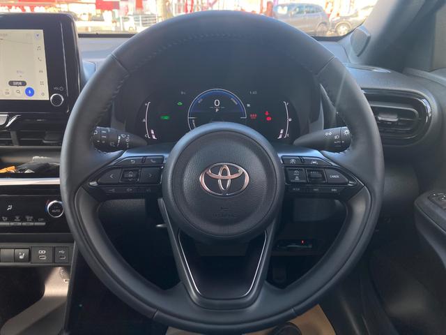 ヤリスクロス ハイブリッドＺ　登録済未使用車／ディスプレイオーディオ／パノラミックビューカメラ／ＢＳＭ／ＡＣＣ（追従機能）／ステアリングヒーター／両席シートヒーター／ハーフレザー（18枚目）