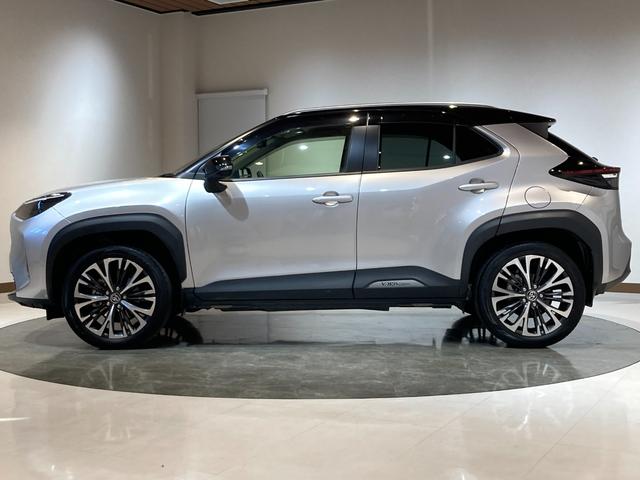 ヤリスクロス ハイブリッドＺ　女性ワンオーナー／禁煙車／新車自社販売・点検／パノラミックビュー／８．０ディスプレイ（Ｂｌｕｅｔｏｏｔｈ／ＴＶ／ＣＤ・ＤＶＤ）／ＬＥＤヘッドライト／電動シート／シートヒーター／ＢＳＭ／ＡＣＣ（追従機能（6枚目）