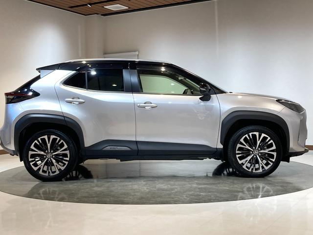 ヤリスクロス ハイブリッドＺ　女性ワンオーナー／禁煙車／新車自社販売・点検／パノラミックビュー／８．０ディスプレイ（Ｂｌｕｅｔｏｏｔｈ／ＴＶ／ＣＤ・ＤＶＤ）／ＬＥＤヘッドライト／電動シート／シートヒーター／ＢＳＭ／ＡＣＣ（追従機能（10枚目）