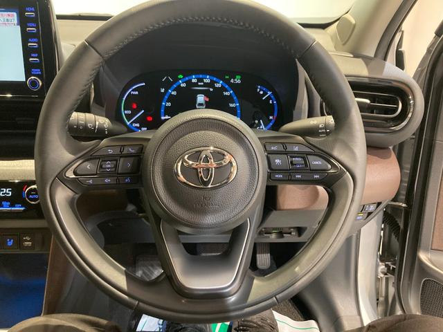 ヤリスクロス ハイブリッドＺ　女性ワンオーナー／禁煙車／新車自社販売・点検／パノラミックビュー／８．０ディスプレイ（Ｂｌｕｅｔｏｏｔｈ／ＴＶ／ＣＤ・ＤＶＤ）／ＬＥＤヘッドライト／電動シート／シートヒーター／ＢＳＭ／ＡＣＣ（追従機能（17枚目）