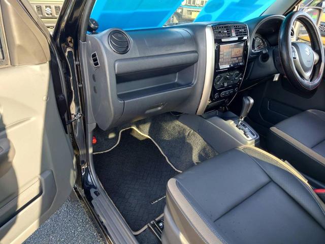 ジムニー ランドベンチャー　１０型ＡＴ　４ＷＤ　メモリーナビ　記録簿　レザーシート　シートヒーター　ドラレコ　フルセグＴＶ　ＥＴＣ　ＤＶＤ再生　ツイーター　けん引フック　ルーフキャリア　サイドガード　マッドガード　ターボ　革巻ハンドル　背面カバー　フォグ　電格ミラー（15枚目）