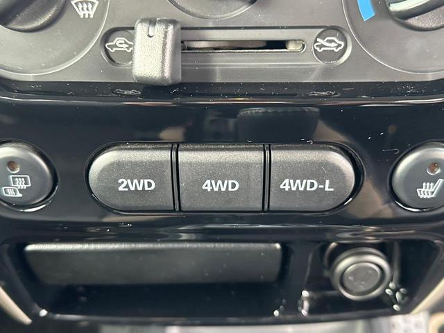 ジムニー ランドベンチャー　１０型ＡＴ　４ＷＤ　メモリーナビ　記録簿　レザーシート　シートヒーター　ドラレコ　フルセグＴＶ　ＥＴＣ　ＤＶＤ再生　ツイーター　けん引フック　ルーフキャリア　サイドガード　マッドガード　ターボ　革巻ハンドル　背面カバー　フォグ　電格ミラー（62枚目）