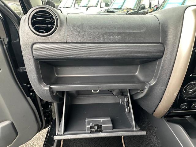 ジムニー ランドベンチャー　１０型ＡＴ　４ＷＤ　メモリーナビ　記録簿　レザーシート　シートヒーター　ドラレコ　フルセグＴＶ　ＥＴＣ　ＤＶＤ再生　ツイーター　けん引フック　ルーフキャリア　サイドガード　マッドガード　ターボ　革巻ハンドル　背面カバー　フォグ　電格ミラー（76枚目）