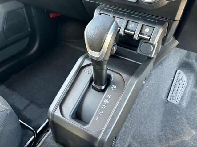 ジムニー ＸＣ　４ＷＤ　ＡＴ　届出済未使用車　記録簿　メモリーナビ　衝突軽減装置　フルセグＴＶ　Ｂｌｕｅｔｏｏｔｈ　ＤＶＤ再生　シートヒーター　記録簿　スマートキー２個　クルーズコントロール　オートハイビーム　ターボ　ダウンヒルアシストコントロール　ＬＥＤヘッドライト（18枚目）