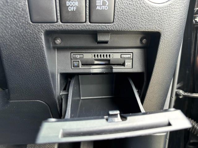 アルファード ２．５Ｓタイプゴールド　衝突被害軽減ブレーキ／両側パワードア　純正ナビ　前後ドラレコ　フリップダウンモニター　電動リアゲート　シーケンシャルウインカー　ＥＴＣ　フルセグ　Ｂｌｕｅｔｏｏｔｈ　オットマン　ウッドコンビハンドル　７人乗　新車保証書　純正１８ＡＷ（21枚目）