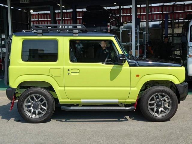 ジムニー ＸＣ　４ＷＤ　ＡＴ　メモリーナビ　／届出済未使用車　衝突軽減　新車保証書　クルコン　フルセグＴＶ　レーン逸脱警報　サイドガード　ルーフキャリア　リアラダー　マッドガード　　シートヒータ　ターボ　ＬＥＤヘッドライト　フォグ　オートライト　オートハイビーム　純正ＡＷ（35枚目）
