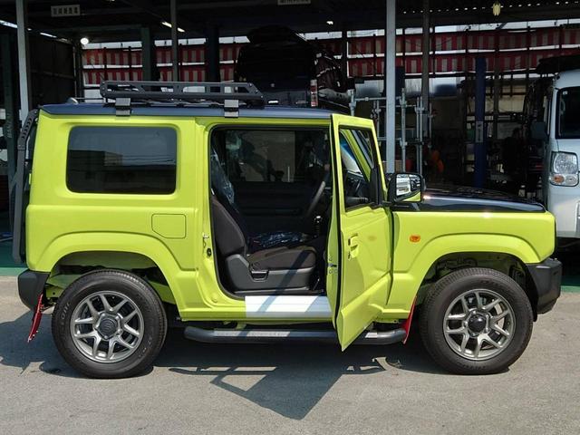 ジムニー ＸＣ　４ＷＤ　ＡＴ　メモリーナビ　／届出済未使用車　衝突軽減　新車保証書　クルコン　フルセグＴＶ　レーン逸脱警報　サイドガード　ルーフキャリア　リアラダー　マッドガード　　シートヒータ　ターボ　ＬＥＤヘッドライト　フォグ　オートライト　オートハイビーム　純正ＡＷ（36枚目）