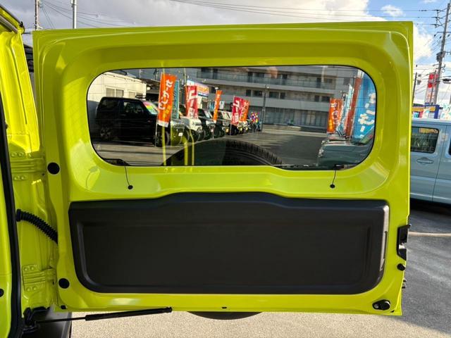 ジムニー ＸＣ　４ＷＤ　ＡＴ　メモリーナビ　／届出済未使用車　衝突軽減　新車保証書　クルコン　フルセグＴＶ　レーン逸脱警報　サイドガード　ルーフキャリア　リアラダー　マッドガード　　シートヒータ　ターボ　ＬＥＤヘッドライト　フォグ　オートライト　オートハイビーム　純正ＡＷ（52枚目）
