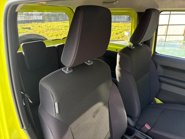 ジムニー ＸＣ　４ＷＤ　ＡＴ　メモリーナビ　／届出済未使用車　衝突軽減　新車保証書　クルコン　フルセグＴＶ　レーン逸脱警報　サイドガード　ルーフキャリア　リアラダー　マッドガード　　シートヒータ　ターボ　ＬＥＤヘッドライト　フォグ　オートライト　オートハイビーム　純正ＡＷ（65枚目）