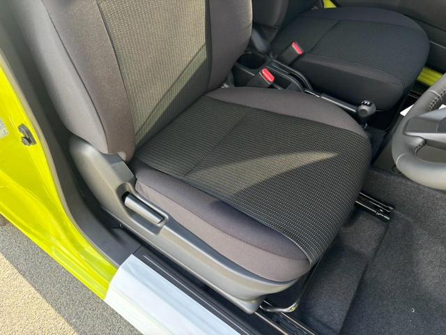 ジムニー ＸＣ　４ＷＤ　ＡＴ　メモリーナビ　／届出済未使用車　衝突軽減　新車保証書　クルコン　フルセグＴＶ　レーン逸脱警報　サイドガード　ルーフキャリア　リアラダー　マッドガード　　シートヒータ　ターボ　ＬＥＤヘッドライト　フォグ　オートライト　オートハイビーム　純正ＡＷ（66枚目）