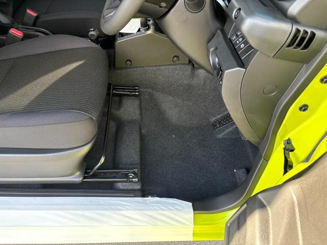 ジムニー ＸＣ　４ＷＤ　ＡＴ　メモリーナビ　／届出済未使用車　衝突軽減　新車保証書　クルコン　フルセグＴＶ　レーン逸脱警報　サイドガード　ルーフキャリア　リアラダー　マッドガード　　シートヒータ　ターボ　ＬＥＤヘッドライト　フォグ　オートライト　オートハイビーム　純正ＡＷ（67枚目）